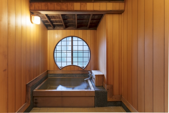 《1泊2食付・離れ蓮魚庵》落ち着きのある純日本家屋の佇まい　ご家族でもお過ごし頂ける特別室　